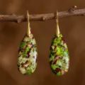 Boucles d'oreilles pendantes en jaspe naturel multicolore vintage avec crochets dorés. - Style Goutte Rétro en Pierre Naturelle (ER1025-42)