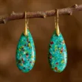 Boucles d'oreilles élégantes en pierre impériale avec taches colorées et crochets dorés. - Style Pierre Impériale Colorée Crochet Or (ER1025-45)