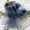 Elegantes blaues Farbverlauf Seidentuch, langes leichtes Modeaccessoire für Damen. - Marineblau