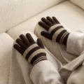 Braune und beigefarbene gestreifte Damenstrickhandschuhe, warme Touchscreen Handschuhe. - Einheitsgröße / Gestreifte Handschuhe Braun Khaki