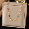 Collar choker de margaritas y corazones de acero titanio dorado, joyería esmalte colorido. - Collar de margaritas de corazón (H1560) / Dorado