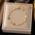 Pulsera de acero inoxidable dorada con margaritas de esmalte de colores y dijes de corazones. - Pulsera de margaritas de corazón (E2569) / Dorado
