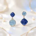 Boucles d'oreilles pendantes géométriques bleues asymétriques avec bordure dorée et résine. - XL2177-41