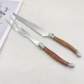 Ensemble couteau et fourchette à découper en acier inoxydable avec manche en bois. - Ensemble Couteau et Fourchette à Steak / Grain de Bois