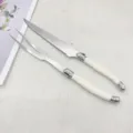 Ensemble couteau à steak et fourchette en acier inoxydable avec manche blanc. - Ensemble Couteau et Fourchette à Steak / Blanc