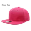 Nahaufnahme der rosafarbenen Flat-Brim-Snapback-Mütze mit strukturierter 6-Panel-Struktur. - Fuchsia
