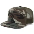 Detalle de gorra trucker ala plana camuflaje con malla verde oliva transpirable y paneles. - Ajustable 55-61cm / Todo Camuflaje