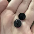 Schwarze Gummi-Pin-Rückseiten für DIY-Brosche und Anstecknadeln, sicherer Ersatz. - Schwarze Gummi-Anstecknadel-Rückseite (1 Stk.)