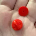 Rote Gummi Pin Ruecken Ersatz, 2 Stueck sichere verschliessbare Brosche Verschluesse fuer Abzeichen. - Knallrote Gummi-Anstecknadel-Rückseite (1 Stk.)
