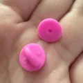 Rosa PVC Gummi Stecknadel Rueckseiten, Schmetterlingsverschluss fuer Broschen. DIY Zubehoer. - Rosa Gummi-Anstecknadel-Rückseite (1 Stk.)