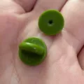 Grüne PVC Gummisicherungen Schmetterlingsverschlüsse für Broschen DIY Schmuckherstellung - Dunkelgrüne Gummi-Anstecknadel-Rückseite (1 Stk.)