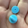 Blaue Gummi Pin Rückseiten Schmetterlingskupplungen Ersatz für DIY Broschen und Anstecknadeln - Himmelblaue Gummi-Anstecknadel-Rückseite (1 Stk.)