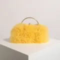 Borsa pochette da sera plissettata in pizzo a rete giallo con manico ad anello in metallo. - Giallo