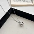 Collar con colgante de gota de plata en acero titanio variante, diseño geométrico elegante. - Plateado