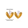 Vista detallada de pendientes de boton dorados en forma de V con perlas, elegante. - Estilo de Perla en Forma de V Dorada (G126210)