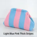 Borsa cosmetica in maglia a righe verticali azzurre e rosa, pratico astuccio per trucco. - A righe larghe rosa e blu