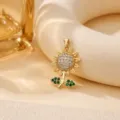 Detailaufnahme eines goldenen Sonnenblumen-Anhängers mit Zirkonia und grünen Blättern. - Goldbasis + Volldiamant-Sonnenblume + Grüne Blätter mit Diamanten