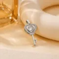 Silberner Herz Schlüssel Anhänger Kette mit zirkonia Steinen glänzend modisch Damen Schmuck. - Silbernes Voll-Diamant-Herz + Großer Zentraler Diamant-Schlüssel-Anhänger