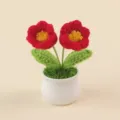 Flor en maceta de ganchillo artesanal flor roja tejida decoración regalo escritorio. - Lirio de los Valles de 2 Cabezas (Rojo)