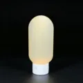Tragbare reise kosmetik squeeze flasche, durchsichtiger gelber koerper mit weisser kappe. - Gelb