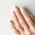 Short almond press-on nails, glossy milky white handmade fake nail tips variant for women. - Han Jade White (DXR17#)