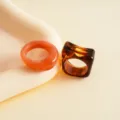 Set de dos anillos geométricos cuadrados y redondos de acrílico jaspeado en naranja y carey. - 2 Piezas/Juego / Rosa-Marrón