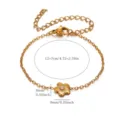 Vista detallada de pulsera con flor dorada, centro de perla y cadena ajustable. - Flor de Perla Dorada (G122465)