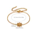 Vista detallada de la pulsera de flores de estrás dorada, colgante de circón y cadena ajustable. - Flor de Strass Dorada (G122493)