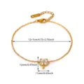 Detalle de la pulsera de trébol de acero dorado y circonita, con dimensiones y cadena precisas. - Trébol de Cuatro Hojas Dorado (G122298)