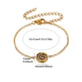 Brazalete dorado de acero inoxidable con colgante de espiral y detalles de pedrería. - Flor Espiral de Zirconia Dorada (G122475)
