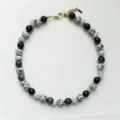 Vue détaillée d'un collier de perles tendance avec des pierres noires, mouchetées et bleues. - Taille unique / Perle Léopard Mélangée Pierre Polie Bleu-Gris (38+5cm)