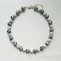 Collier de perles avec jaspe moucheté et perles rondes bleu clair et fermoir en métal. - Taille unique / Perle Léopard Mélangée Perle Ronde Bleu-Gris (38+5cm)