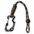 Nahaufnahme Detail der taktischen Outdoor-Paracord-Handschlaufe mit Multifunktions-Karabiner. - 26cm / Dunkler Wald-Camouflage