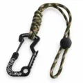Detailansicht der taktischen Outdoor Fallschirmschnur Karabiner Handgelenkschlaufe mit Flaschenöffner. - 26cm / Helles Camouflage