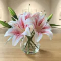 Bouquet de lys roses artificiels en vase en verre avec eau artificielle pour decoration - JS087 Lys Rose (Y Compris Bouteille)