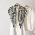 Écharpe triangulaire à imprimé léopard noir et blanc châle élégant accessoire polyvalent - 135x80cm / RY-14