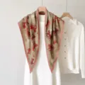 Femme foulard en soie imprimé carrosse vintage écharpe triangulaire élégante - 135x80cm / RY-26
