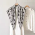 Foulard triangulaire gris pour femme avec imprimé élégant de calèche, châle de mode polyvalent. - 135x80cm / RY-29
