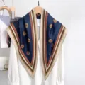 Vue détaillée du foulard triangulaire en soie bleue style vintage avec motif floral. - 135x80cm / RY-43
