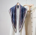 Foulard triangulaire en soie pour femme motif bleu geometrique elegant accessoire polyvalent - 135x80cm / RY-50