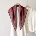 Élégant foulard triangulaire bordeaux à motif cachemire, petit châle polyvalent pour femme élégante. - 135x80cm / RY-07