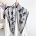 Foulard triangulaire en soie grise avec imprimé calèche élégant et bordure contrastée pour femmes. - 135x80cm / RY-38