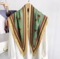 Foulard triangulaire en soie verte avec bordure florale et motifs géométriques - 135x80cm / RY-48