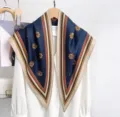 Foulard triangulaire fleuri bleu foncé rétro femme mode accessoire vestimentaire élégant cou - 135x80cm / RY-45