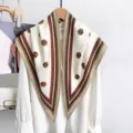 Elégant grand foulard triangulaire pour femme en soie, châle imprimé tendance et accessorio. - 135x80cm / RY-47
