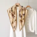 Élégant foulard triangulaire en soie motif calèche vintage accessorio de mode pour femme. - 135x80cm / RY-25