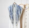 Foulard triangulaire motif cachemire bleu et blanc écharpe élégante châle en soie femme - 135x80cm / RY-49