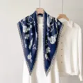 Élégant foulard en soie bleu foncé avec motif de camélia blanc et perles, châle chic. - 135x80cm / RY-23