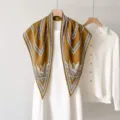 Foulard en soie marron doré avec imprimé cygne et baroque, idéal pour un style élégant. - 135x80cm / RY-28