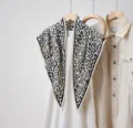 Foulard triangulaire motif léopard noir et blanc châle élégant accessorio pour les femmes - 135x80cm / RY-36